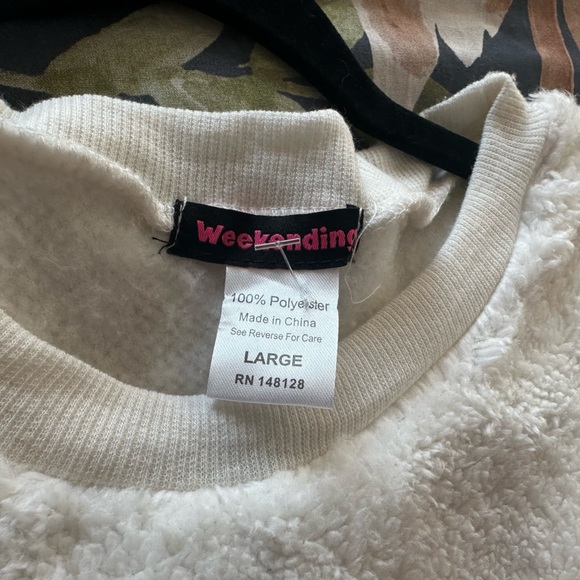 Beautiful top super soft. Brand New - Picture 2 of 3